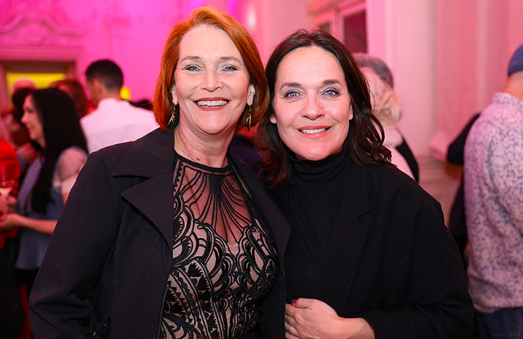 Musicalstar Maya Hakvoort (l.) und TV-Moderatorin Eva Pölzl.