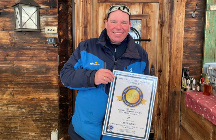 Oliver Kern, Inhaber und Geschäftsführer des Internetportals Skiresort.at, mit seiner Weltrekord-Urkunde.