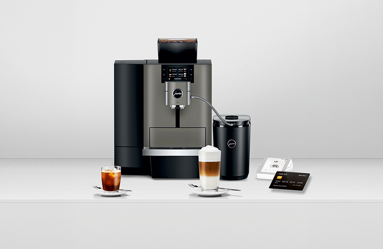 Vernetzter Kaffeegenuss im Professional-Bereich: Die X10 Dark Inox und der Pocket Pilot 3.0 stehen für flexible Bezahllösungen und modernes Gerätemanagement. © Jura