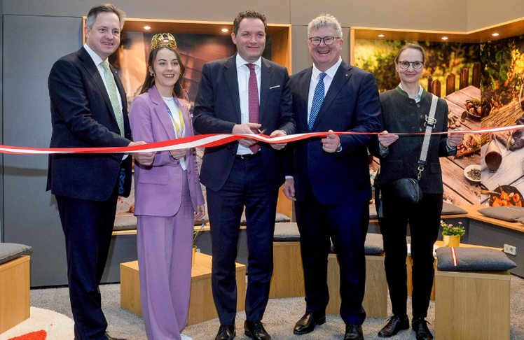 V.l.n.r.: Johannes Schmuckenschlager (Präsident Österreichischer Weinbauverband), Laura I. (Österreichische Weinkönigin), Norbert Totschnig (Bundesminister für Land- und Forstwirtschaft, Klima- und Umweltschutz, Regionen und Wasserwirtschaft), Chris Yorke (Geschäftsführer Österreich Wein Marketing GmbH) und Irene Braunsteiner (Wirtschaftskammer Österreich)