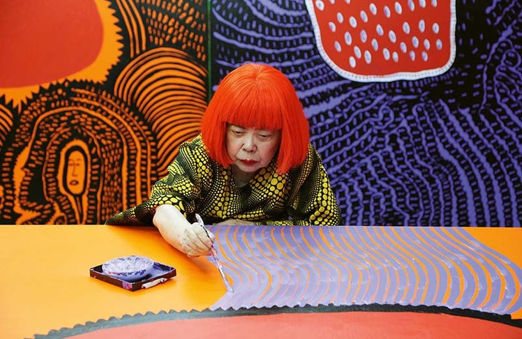 Yayoi Kusama bei der Arbeit an My Eternal Soul (2009-21), 2017, © Yayoi Kusama, Courtesy of Ota Fine Arts, David Zwirner