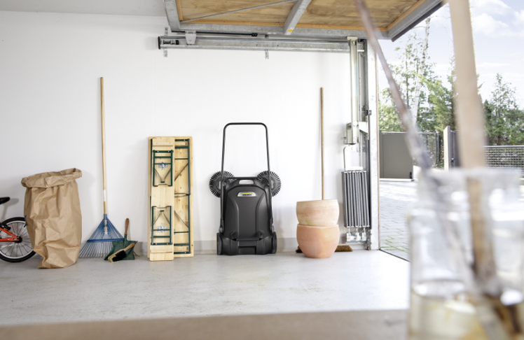 Nach getaner Arbeit ermöglicht eine Trittfläche das Zusammenklappen des Geräts. Dank Handgriff kann die Kehrmaschine anschließend transportiert und platzsparend verstaut werden.