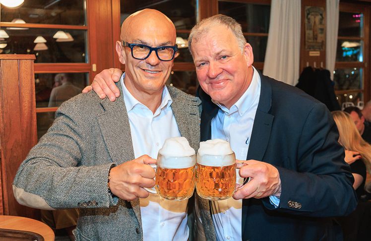 Lucky Car-Gründer "Ossi" Matić und Gerd Bernd Lang – ein Krügerl Budweiser gehört im Schweizerhaus einfach dazu. Genau...