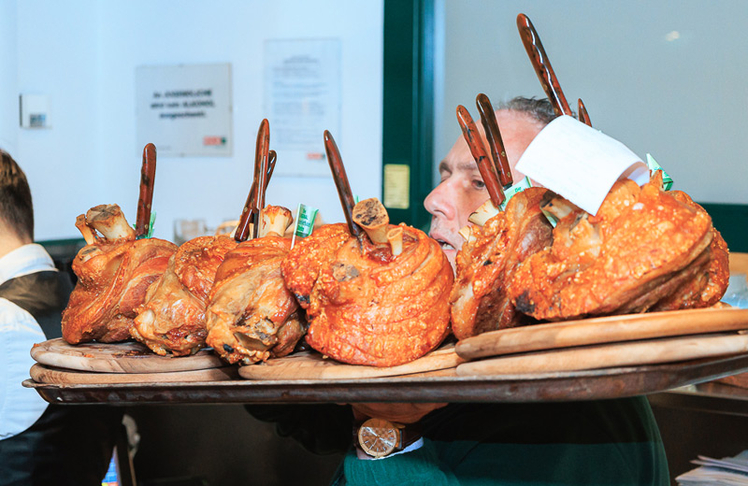 ...wie die knusprigen Stelzen, die die Kellner ordentlich auf Trab hielten.