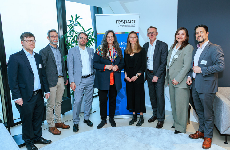 V.l.n.r.: Simon Ellmauer-Klambauer (Abteilungsleiter für Allgemeine Klimapolitik, BMLUK), Rainer Pamminger (Forschungsbereich Ecodesign, TU Wien), Stefan Merl (Director ESG-Reporting, PwC Österreich), Gabriela Maria Straka (Vorstandsmitglied, respACT), Kathrina Rieger (Wien-Standortleiterin, Concular), Rudolf Krickl (Senior Partner und Leiter, PwC Österreich), Andrea Edelmann (Head of Innovation & Sustainability, EVN AG) und Philipp Gaggl (Partner und Leitung Sustainability Transformation, PwC Österreich)