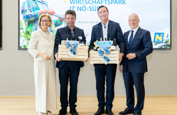 V.l.n.r.: Johanna Mikl-Leitner (Landeshauptfrau von NÖ), Thomas Böttger (CWS Hygiene Österreich GmbH), Christian Tröger (Hansgrohe Handelsges.m.b.H) und Helmut Miernicki (ecoplus Geschäftsführer) © Daniel Hinterramskogler