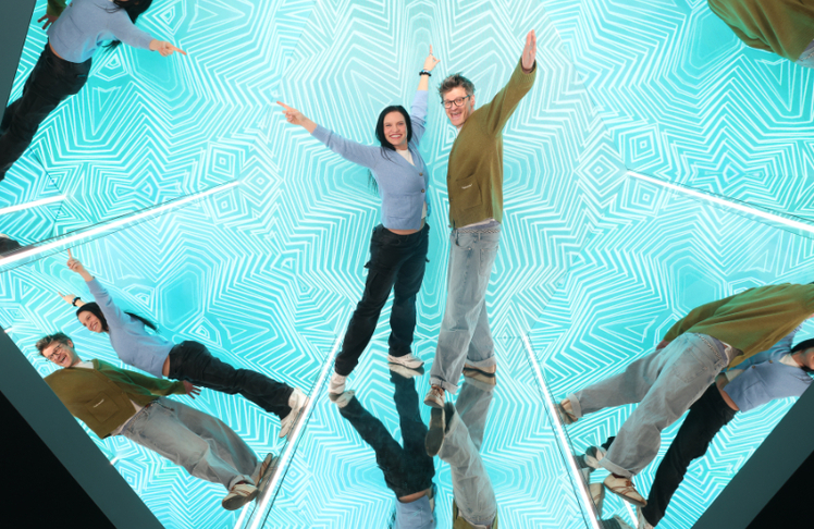 Profitänzerin und Moderatorin Conny Kreuter mit Musiker Norbert Schneider im Walk in-Kaleidoskop.