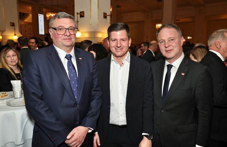 V.l.n.r.: Jörg Leichtfried (Staatssekretär für Staatsschutz), Maximilian Dasch (Präsident des VÖZ) und Andreas Babler (Vizekanzler von Österreich).