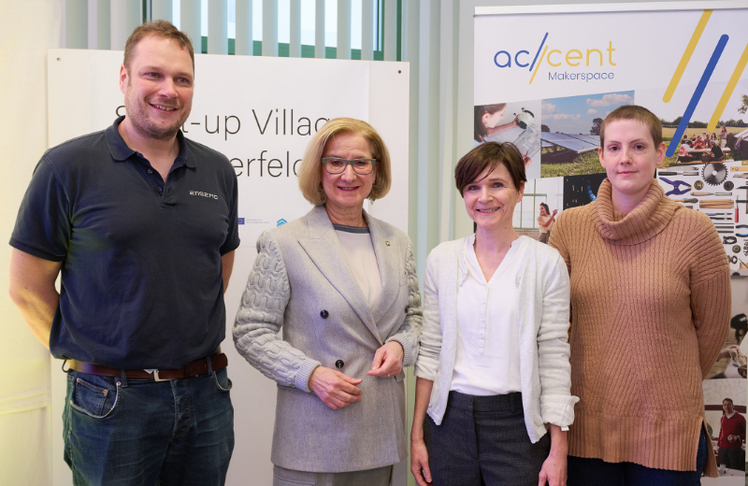 V.l.n.r.: Ensemo-Gründer Nikolaus Pfaffenbichler, Landeshauptfrau Johanna Mikl-Leitner, Ensemo-Gründerin Birgit Mitter und Ensemo-Laborleitung Hannah Wolf. © NLK Pfeiffer