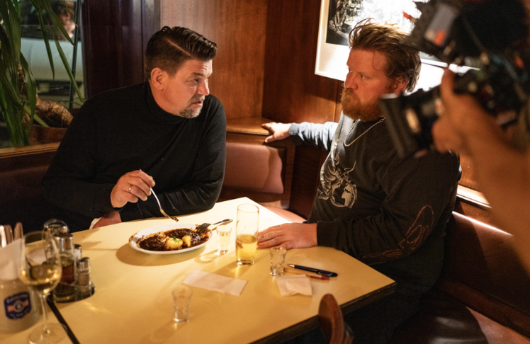 Tim Mälzer (l.) und Lukas Mraz kosten sich in der neuen Folge "Hungry for More" durch Wien. 