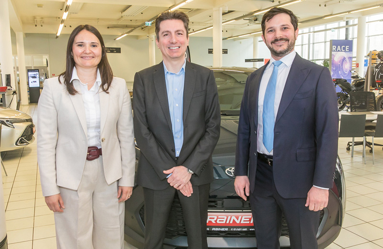 V.l.n.r.: Stephanie Ernst, Geschäftsführerin Rainer Gruppe, Cédric Borremans, Geschäftsführer Toyota Austria und Maximilian Lemberger, Geschäftsführer Rainer KFZ