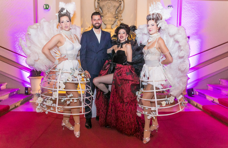 Initiator und Veranstalter von Palais Afterwork Philipp Grünbacher zusammen mit Darstellerinnen. 