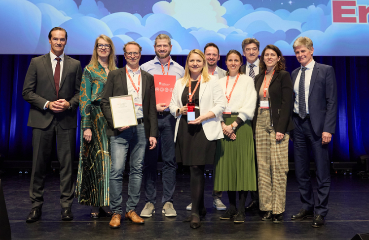 V.l.n.r.: Werner Paar (Co-Geschäftsführer Quality Austria Holding), 
Bettina Oestreich-Grau (Geschäftsführendes Vorstandsmitglied/Vizepräsidentin ÖVQ), 
Vertreter des LKH-Univ. Klinikum Graz, der Medizinischen Universität Graz und Cancom
AG, Christoph Mondl (Co-Geschäftsführer Quality Austria Holding, 3. von rechts), 
Alexander Woidich (Jury-Vorsitzender, rechts außen)
