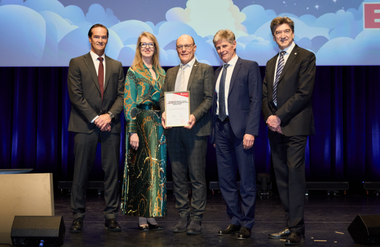 V.l.n.r.: Werner Paar (Co-Geschäftsführer Quality Austria 
Holding), Bettina Oestreich-Grau (Geschäftsführendes Vorstandsmitglied/Vizepräsidentin 
ÖVQ), Preisträger Sonderpreis der Jury Gerd Hartinger (Geriatrische Gesundheitszentren 
der Stadt Graz), Alexander Woidich (Jury-Vorsitzender), Christoph Mondl (Co-Geschäftsführer Quality Austria Holding