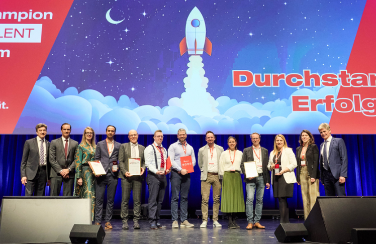 V.l.n.r.: Christoph Mondl und Werner Paar (CoGeschäftsführer Quality Austria Holding), Bettina Oestreich-Grau (Geschäftsführendes 
Vorstandsmitglied/Vizepräsidentin ÖVQ), Qualitäts-Talent 2026 Ahmed Ben-Arbia, 
Preisträger Sonderpreis der Jury Gerd Hartinger (Geriatrische Gesundheitszentren der 
Stadt Graz), Qualitäts-Champion 2026 Tom Rittel (chargecloud GmbH), Vertreter des 
Qualitäts-Teams 2026 LKH-Univ. Klinikum Graz, Medizinische Universität Graz und
Cancom AG, Alexander Woidich (Jury-Vorsitzender)