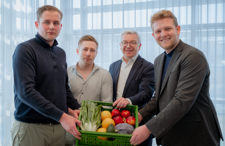 Michael Höllerer, Generaldirektor der Raiffeisen NÖ-Wien (3.v.l.), gemeinsam mit den afreshed-Gründern (v.l.n.r.) Lukas Forsthuber, Maximilian Welzenbach und Bernhard Bocksrucker.
