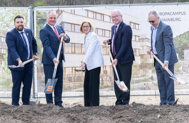 V.l.n.r.: Bürgermeister Johannes Gumprecht, Juraj Droba, Vorsitzender der Region Bratislava, Landeshauptfrau Johanna Mikl-Leitner, LH-Stellvertreter Stephan Pernkopf und Projektentwickler Eduard Halmschlager © LEADERSNET/R. Brunhölzl