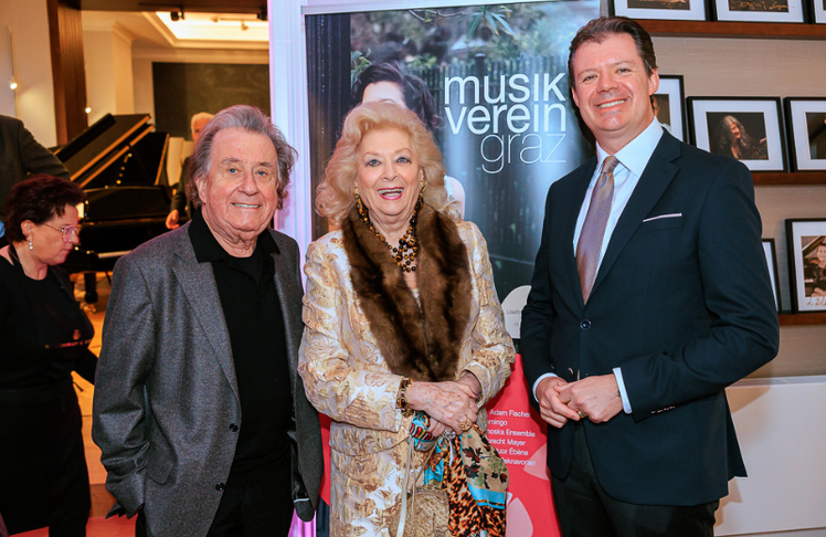 V.l.n.r.: Pianist Rudolf Buchbinder, Vizehonorarkonsulin Birgit Sarata und Intendant Michael Nemeth 