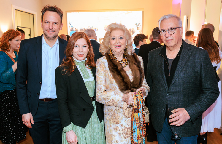 V.l.n.r.: Vinzenz Praxamer (Dirigent), Teresa Vogl (Moderatorin ORF), Birgit Sarata (Vizehonorarkonsulin und Grande Dame der Wiener Gesellschaft) und Herbert Lippert (Grammy-Preisträger und Maler)