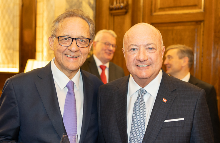 Der Vorstandsdirektor des Flughafen Wiens Günther Ofner und Bundeskanzler Christian Stocker (r.)