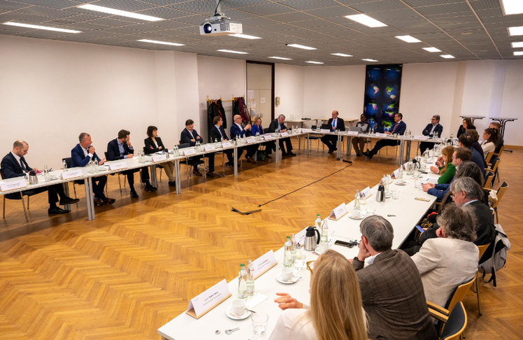 Rund 20 Firmenvertreter:innen der KWD übergaben Innovations- und Infrastrukturminister Peter Hanke einen Maßnahmenkatalog für eine rasche, praktische Umsetzung der Kreislaufwirtschaft.