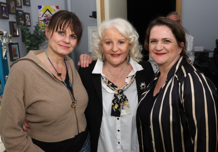 Promis strengten Lachmuskeln beim "Kabarett gegen Gewalt" für den guten Zweck an