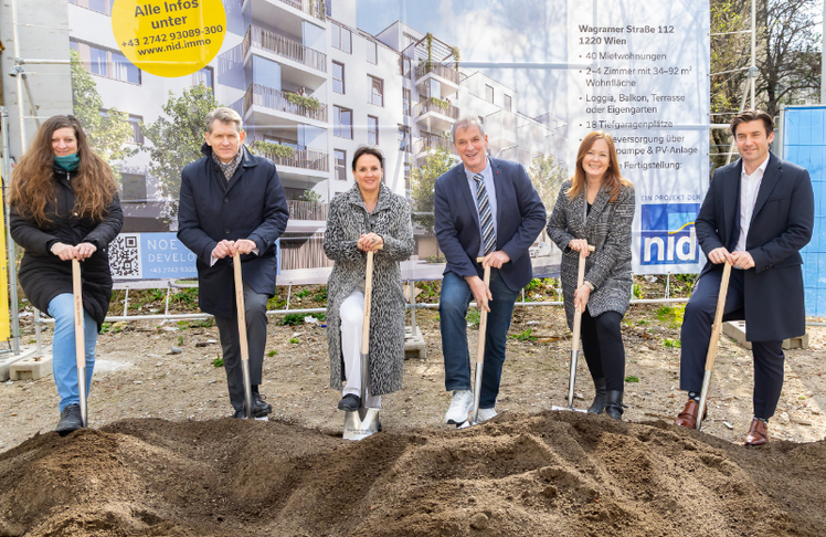 V.l.n.r.: Architektin Denise Hammer (WGA ZT GmbH), Michael Neubauer (Geschäftsführer NOE Immobilien Development GmbH), Sabine Hanke (Geschäftsführerin Voitl & Co Baugesellschaft mbH), Karl Gast (Stellvertretender Bezirksvorsteher Wien Donaustadt), Claudia Pillwein (Raiffeisenbank Mödling) und Jürgen Brandstötter (Raiffeisenbank Mödling) © LEADERSNET/C. Mikes