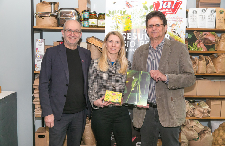 V.l.n.r.: Die beiden "Ja! Natürlich"-Geschäftsführer:innen Andreas Steidl und Klaudia Atzmüller mit  Bio-Landwirt Günter Breuer.