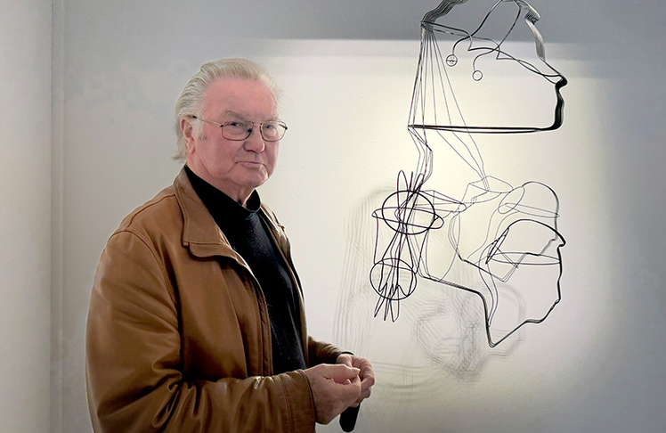 Galerist Mario Mauroner vor der fragilen 2025 entstandenen Raumskulptur "U16" von Constantin Luser. © Gerhard Krispl