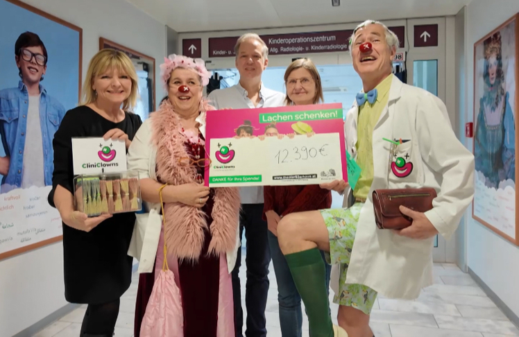 V.l.n.r.: Eva Radinger (Geschäftsführerin CliniClowns Austria), CliniClownin Geraldine Kilgus, Markus Richter (Intendant und Künstlerischer Leiter Theater 82er Haus, Gablitz), Susanne Greber-Platzer (Leiterin der Universitätsklinik für Kinder und Jugendheilkunde von AKH Wien und MedUni Wien) und CliniClown Hannes Bickel.