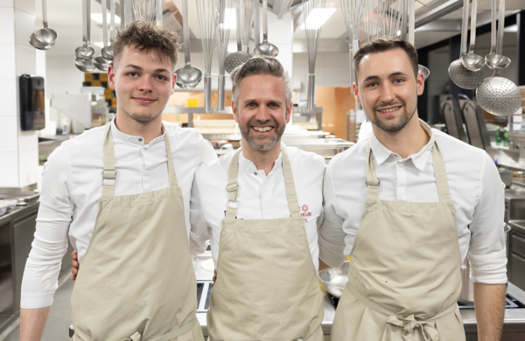 Spitzenkoch Vitus Winkler (m.) kocht im 2-Sterne-Gourmetrestaurant Kräuterreich by Vitus Winkler. 