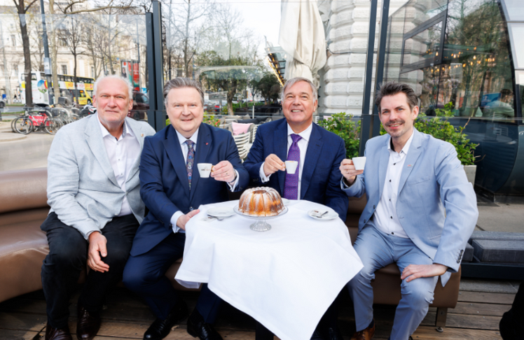 V.l.n.r.: Gastronom Berndt Querfeld (Café Landtmann), Wiens Bürgermeister Michael Ludwig, Wirtschaftskammer Wien Präsident Walter Ruck und Fachgruppe Gastronomie-Obmann (WKW) Thomas Peschta