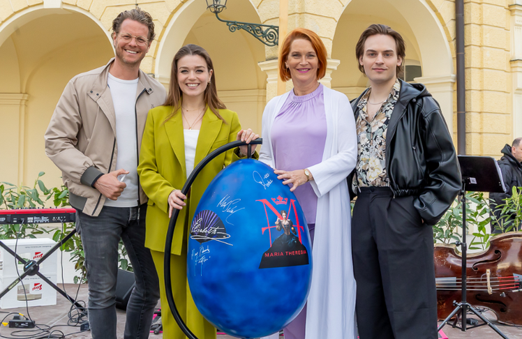 Das "Musical-Ei" mit Unterschriften von (v.l.n.r.) Markus Seibert, Nienke Latten, Maya Hakvoort und Moritz Mausser