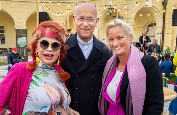 V.l.n.r.: Tamara Trojani, Dompfarrer Toni Faber und Natalie Nemec