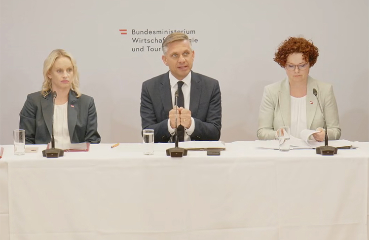 V.l.n.r.: Michaela Schmidt, Wolfgang Hattmannsdorfer und Elisabeth Zehetner bei der EABG-Pressekonferenz © BWMET (Screenshot YouTube)