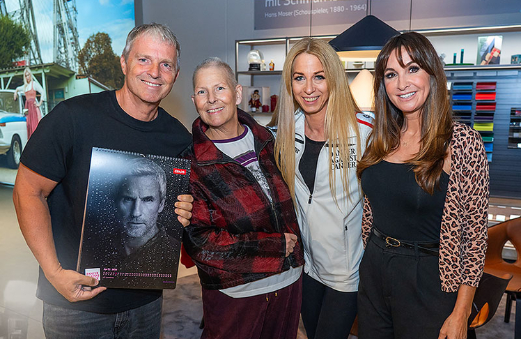 V.l.n.r.: Starfotograf Manfred Baumann, Politikerin Andrea Kdolsky, Dancer Against Cancer-Obfrau Yvonne Rueff und Nelly Baumann.