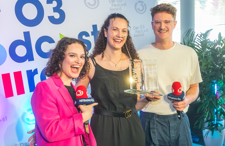Helene Eder (Mitte) wurde für ihren Podcast "Zwischenton" mit dem Newcomer-Award geehrt. Die Hosts Jana Petrik und Fabian Kotschwar gratulierten. © LEADERSNET / D. Mikkelsen
