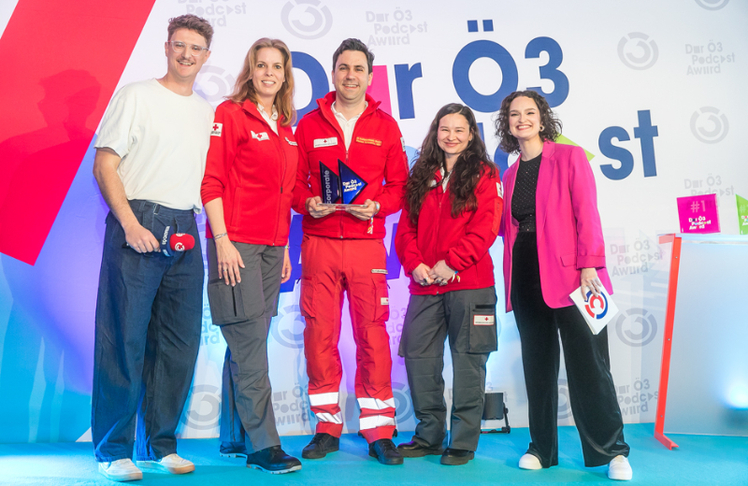 Der Corporate-Award ging an "Am Berufungsort" vom Roten Kreuz Niederösterreich und wurde von (v.l.n.r.) Christine Werner-Pickart, Florian Schodritz und Medea Thiery entgegengenommen. Die Hosts Fabian Kotschwar (l.) und Jana Petrik (r.) gratulierten. © LEADERSNET / D. Mikkelsen