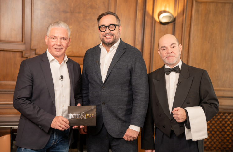 V.l.n.r.: Paul Leitenmüller (CEO Opinion Leaders Network), Martin Schiefer (Gründer und Partner von Schiefer Rechtsanwälte) und Oberkellner Peter Müller.