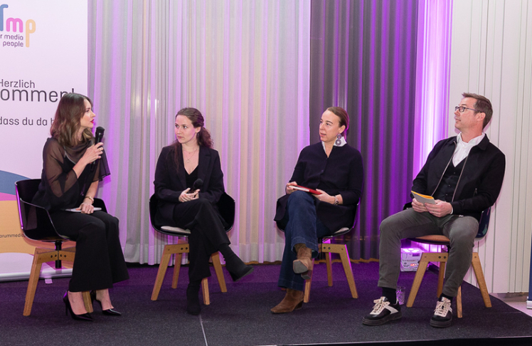 V.l.n.r.: Moderatorin Julia Furdea (ProSiebenSat.1 Puls 4) mit den Diskutant:innen Magdalena Göls (Strategist, WPP Media), Theresa Sternbach (Head of Sales, Gewista) und Joachim Krügel (Geschäftsführer, Demner.Group).