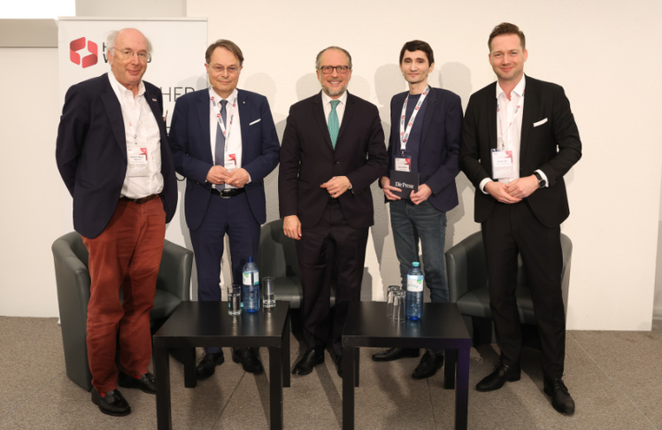 V.l.n.r.: Stephan Mayer-Heinisch, Präsident des Handelsverbandes, Gerhard Drexel, Spar-Aufsichtsratsvorsitzender, Alt-Bundeskanzler Alexander Schallenberg, Moderator Köksal Baltaci und Rainer Will, Geschäftsführer des Handelsverbandes. © Katharina Schiffl
