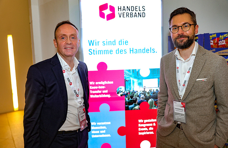 Gerald Eder-Schmidinger, Executive Director Sales bei CRIF Austria (links) mit Gerald Kühberger, Pressesprecher des Handelsverbandes.