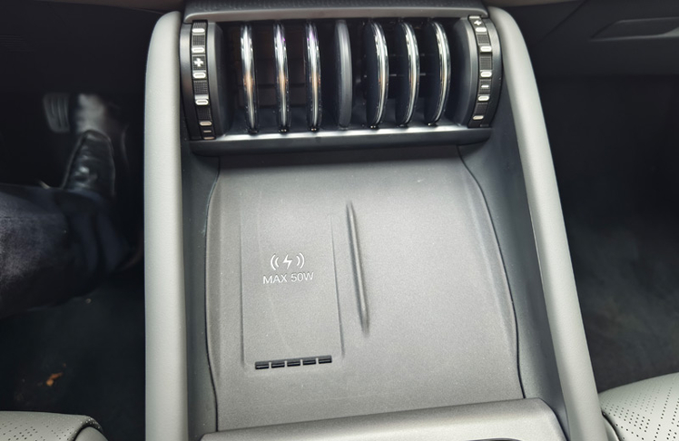 50 Watt Ladeschale für kompatible Smartphones und originell gestalteter Luftausströmer.