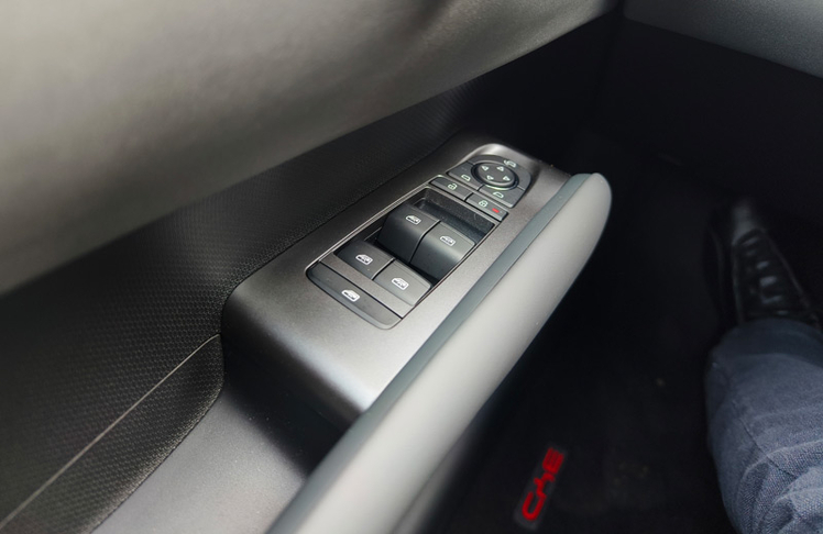 Während andere (chinesische) Hersteller mittlerweile selbst die Spiegelverstellung in ein Touchmenü verlegen, hält BYD an traditionellen Tasten fest - gut so!