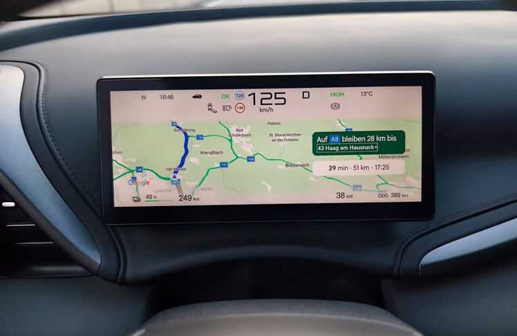 Im digitalen Kombiinstrument lässt sich auf Wunsch die Navikarte großflächig einblenden.