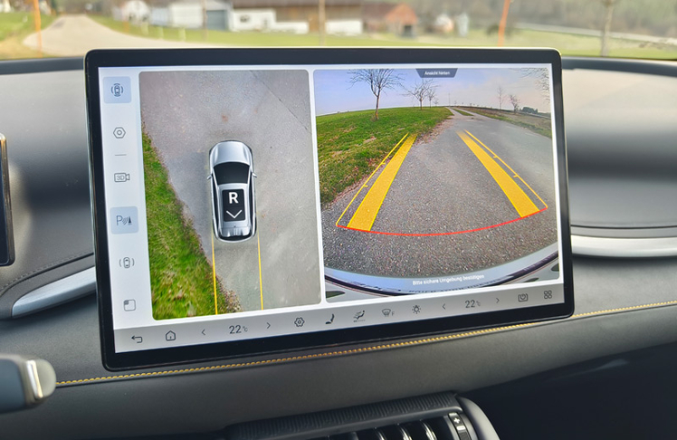 Rückfahrkamera und Vogelperspektive erleichtert das Einparken enorm.