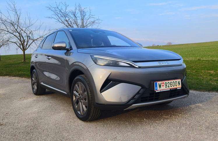 Optisch dezent überarbeitet, technisch komplett neu: Der Atto 3 Evo bringt frischen Wind ins Kompakt-SUV-Segment.