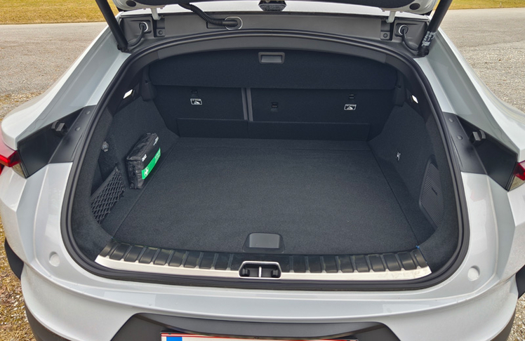 Großzügiges Raumangebot: Auch zu fünft samt Gepäck bleibt der Elektro-Crossiver ein komfortabler Reisebegleiter.