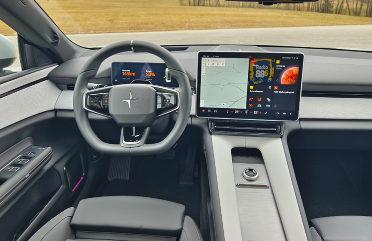 Der querformatige Touchscreen ist das digitale Kontrollzentrum – hinterm Lenkrad gibt es ein kompaktes, digitales Kombiinstrument. Auf Wunsch ist ein gestochen scharfes Head-up-Display erhältlich.