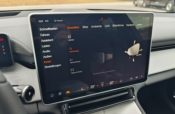Viele Funktionen laufen über das Display - wie etwa die Spiegelverstellung.